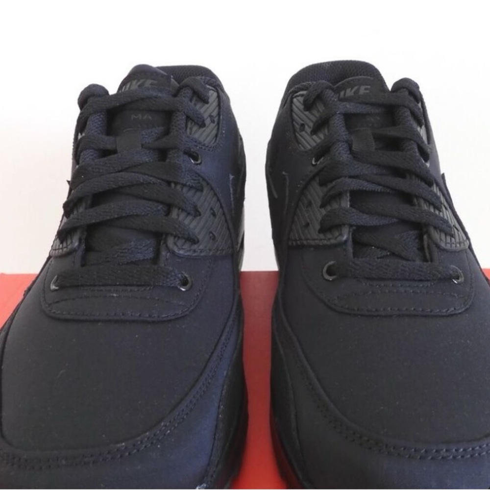 Nike Black Air Max Sneakers Sleek Monochrome Design